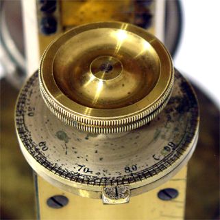Mikroskop R. Winkel Göttingen Stativ II; Feintrieb