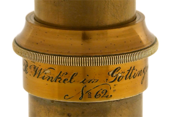 Mikroskop R. Winkel in Göttingen, No. 62: Signatur