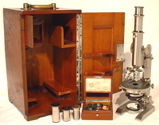 R. Winkel Göttingen: Labormikroskop mit Kasten