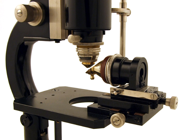 Immersionsultramikroskop Winkel-Zeiss Nr. 32607 aus 1930: Objektive am Stativ montiert