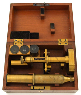 Mikroskop Carl Zeiss Jena No. 1552 im Kasten