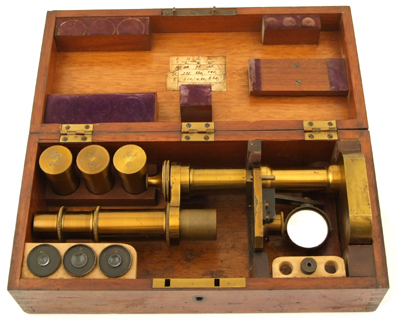 Zeiss Mikroskop (im Kasten) aus dem Labor von J. Knechtel, dem Freund von Robert Koch in Wollstein
