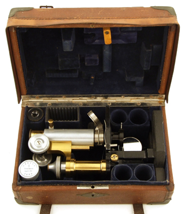 Reisemikroskop von Carl Zeiss Jena, Nr. 43512 von 1906 im Koffer liegend