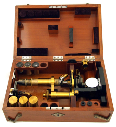 Mikroskop Carl Zeiss Jena Nr. 8366 im Kasten liegend