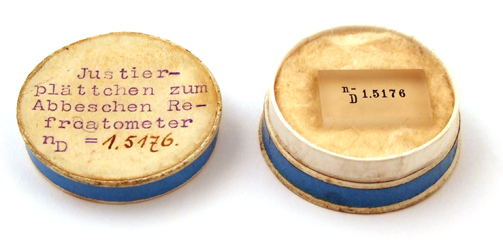 Carl Zeiss Jena: Abbe Refraktometer Nr. 2028: Probeglas in Pappdose