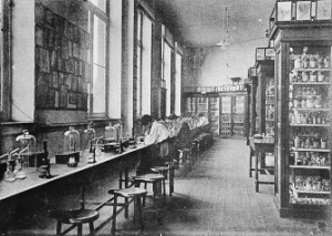 Laboransicht des unter Alfred Gilkinet erbauten "Institut de Pharmacie" der Université de Liège; Abb. von: www.facmed.ulg.ac.be
