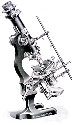 Mikroskop nach F.E. Wright von R. Fuess Berlin-Steglitz. Abb. aus: Dr. Ernst Weinschenk: Das Polarisationsmikroskop; 6. Auflage; Herder & Co. GmbH; Freiburg im Breisgau 1925 