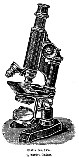 Hartnack Stativ IV A von 1894. Abb. aus: E. Hartnack: Preis-Verzeichniss der Mikroskope und mikroskopischen Neben-Apparate von E.Hartnack; Potsdam October 1894 